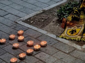Συγκλονίζουν οι εικόνες έξω από την "OPAP Arena" – Κεριά και κασκόλ για τον αδικοχαμένο φίλο της ΑΕΚ (ΒΙΝΤΕΟ)
