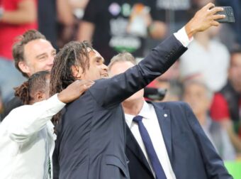 Τρελαμένος ο Καρεμπέ με τις δύο ευρωκούπες! (ΦΩΤΟ)