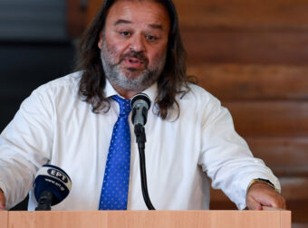 Δίπλα σε Ηλιόπουλο οι παλαίμαχοι της ΑΕΚ: “Έχεις μπροστά σου έργο ιερό”