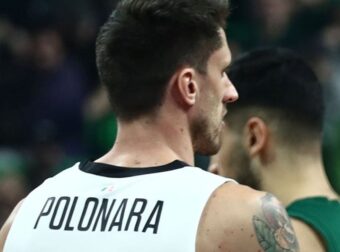 Στο πλάι του Πολονάρα η Βίρτους – Φόρεσαν μπλούζα με το όνομά του (ΦΩΤΟ)