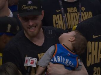 Το παιδί του Χαρτενστάιν κοιμήθηκε στην αγκαλιά του στην απονομή (ΒΙΝΤΕΟ)