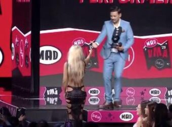 Έκοψε την ανάσα σύζυγός ποδοσφαιριστή της Super League στα βραβεία MAD (Vd)