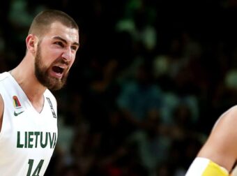 Ο Βαλαντσιούνας έφτασε… πανευτυχής – Οι πρώτες ΦΩΤΟ του από Αθήνα!