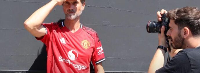 Στη φωτογράφιση της νέας φανέλας της Μάντσεστερ Γιουνάιτεντ! (ΒΙΝΤΕΟ)