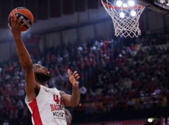 Άφιξη στον Ολυμπιακό – Ο Χολ στο νέο του περιβάλλον