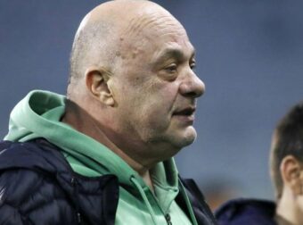 Ο Μπέος κάνει ποδήλατο με τους παίκτες του Βόλου- Έκλεψε την παράσταση (VD)