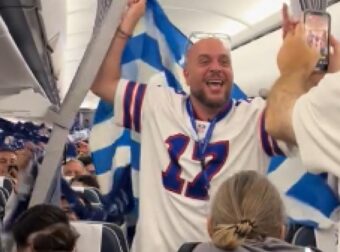 Έγιναν… γήπεδο τα αεροπλάνα – Γαλανόλευκη απόβαση στη Ρίγα (ΒΙΝΤΕΟ)