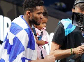 Το πάρτι στα αποδυτήρια της Εθνικής και το φιλί της Μαράια στον Γιάννη (Vd)