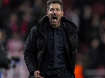 Αδιανόητη ένταση στο «Άνφιλντ»: Βοηθός του Σιμεόνε έφτυσε οπαδούς! (vid)