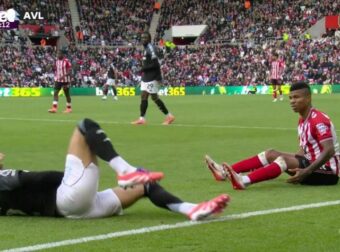 Απαράδεκτος! – Κλωτσιά στα γεννητικά όργανα και αποβολή (Vid)