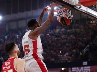 Τάπα του Χολ, κάρφωμα του  Χολ! (BINTEO)