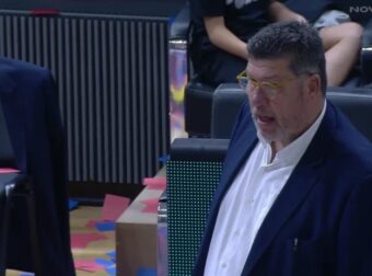 Απίστευτο! Ο Φάνης Χριστοδούλου καθάριζε το παρκέ από τα χαρτάκια (BINTEO)