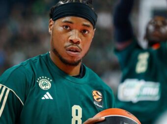 Έξαλλος ο Χολμς – Έσπασε καρέκλα στον πάγκο του Παναθηναϊκού! (ΒΙΝΤΕΟ)