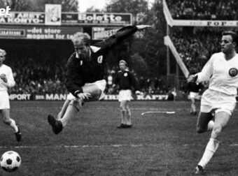 Η γέννηση ενός θρύλου! Το ντεμπούτο του Μπόμπι Τσάρλτον στη Γιουνάιτεντ