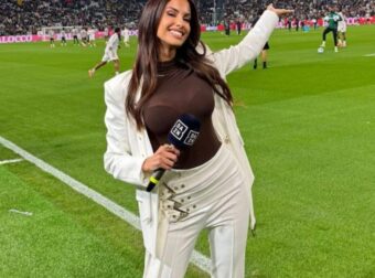 Όμορφη δημοσιογράφος με διάφανη μπλούζα στο γήπεδο (ΦΩΤΟ)