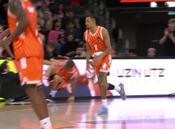 Μπερδεύτηκαν και έπεσαν παίκτης και προπονητής (ΒΙΝΤΕΟ)