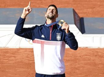 Ασύλληπτο στιγμιότυπο! Ο Τζόκοβιτς τραγουδά σύνθημα του Ολυμπιακού