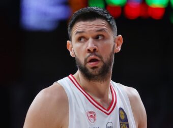 Έντονος διάλογος του Παπανικολάου-Μπαφέ στον πάγκο του Ολυμπιακού (Vid)