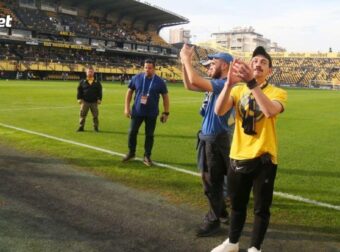 Τρομερή στιγμή σε Βικελίδης! Άφησαν λουλούδια για τον Άλκη φίλοι του Αστέρα