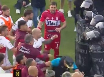 Βίαια επεισόδια και χημικά σε ποδοσφαιρικό γήπεδο (ΒΙΝΤΕΟ)