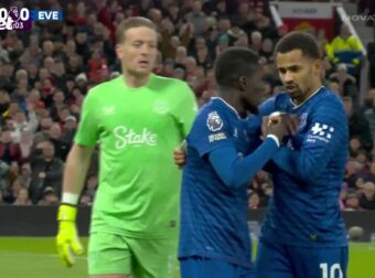 Συνηθισμένο, στην Αγγλία να «σφαλιαρίζεις» συμπαίκτη σου!