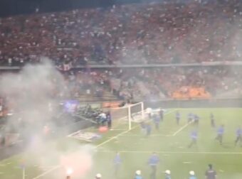 Απίστευτο ξύλο σε αγώνα ποδοσφαίρου – “Ντού” στον αγωνιστικό χώρο! (ΒΙΝΤΕΟ)