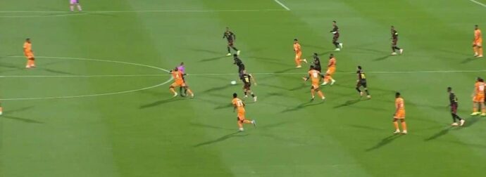 Απίστευτο! Φράγμα διαιτητή στο Ακτή Ελεφαντοστού-Καμερούν (ΒΙΝΤΕΟ)