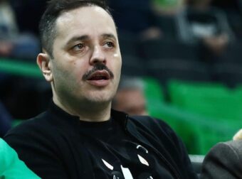 «Δίκασε» οπαδό του Ολυμπιακού μετά το ντέρμπι του ΟΑΚΑ ο Τσουβέλας (ΦΩΤΟ)