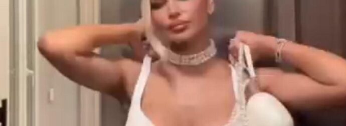 Η κούκλα σύντροφος του Γιόβιτς πήγε στα χιόνια και ανέβασε φωτο με εσώρουχα