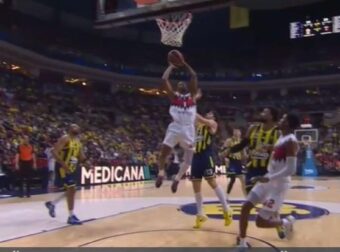 Σίμονς ύψωσε, Ντιακιτέ κάρφωσε (ΒΙΝΤΕΟ)