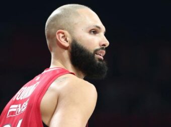 Το… συνεχίζει ο Φουρνιέ – Ψάχνει για παϊδάκια στον Πειραιά (ΦΩΤΟ)