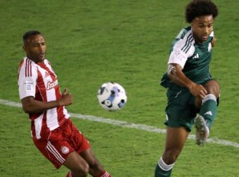 Γιατί οι παίκτες του Ολυμπιακού πασάρουν πάντα στην ίδια πλευρά;