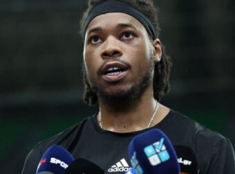 “Καρφί” Ρισόν Χολμς – “Πρέπει να μάθω πώς σφυρίζουν οι διαιτητές”