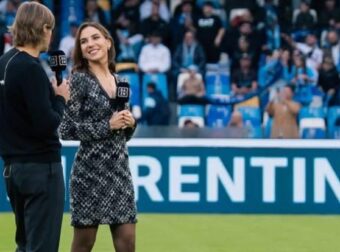 Ο Σπαλέτι φίλησε δημοσιογράφο για να δείξει τι είναι επαφή (ΒΙΝΤΕΟ)