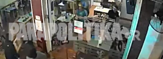 Χάος στο Κουκάκι – Άγρια επεισόδια μεταξύ οπαδών του Παναθηναϊκού (ΒΙΝΤΕΟ)