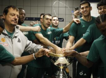 Συγκλονιστική κίνηση Σλούκα στα αποδυτήρια με Αταμάν μετά την κούπα (Vid)