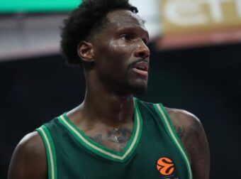 Οργή στον ΠΑΟ για φάουλ στο 3ποντο του Χέιζ-Ντέιβις στη λήξη – Δείτε ΒΙΝΤΕΟ