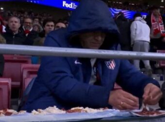 Απίστευτο σκηνικό! Φίλαθλος έφτιαχνε σάντουιτς την ώρα του Ατλέτικο-Τότεναμ