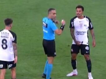 Σουρεαλιστική αποβολή: Κόκκινη επειδή έπιασε «τα γεννητικά του όργανα» (Vd)