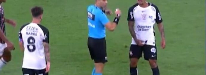 Σουρεαλιστική αποβολή: Κόκκινη επειδή έπιασε «τα γεννητικά του όργανα» (Vd)