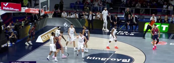 Βρήκε… αεροδιάδρομο και κάρφωσε ο Σίμονς (ΒΙΝΤΕΟ)