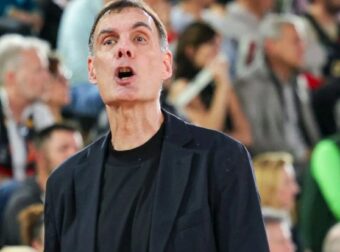 Πουλάνε πασχαλινά αυγά με Μπαρτζώκα και “Ακούς βαζέλα” στον Πειραιά! (Vid)