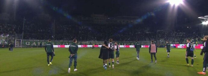 Τρελή γιούχα στους παίκτες από τη Θύρα 13! “Ανίκανοι – Φύγετε”