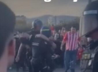 Τρομερό σκηνικό: Η αστυνομία συνέλαβε αναίσθητο οπαδό (ΒΙΝΤΕΟ)