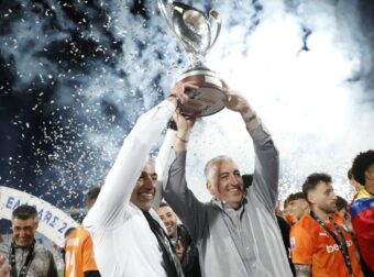 Το χάρηκε με την ψυχή του: Το ζεϊμπέκικο του Μπούση στο αεροδρόμιο (BINTEO)