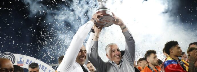 Το χάρηκε με την ψυχή του: Το ζεϊμπέκικο του Μπούση στο αεροδρόμιο (BINTEO)