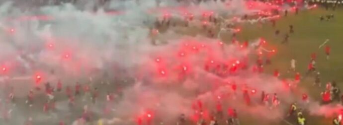 Σοκαριστικό ντου οπαδών με φωτοβολίδες στο ντέρμπι και διακοπή! (ΒΙΝΤΕΟ)