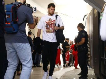 Απίστευτος Βεζένκοφ! Πάει να το σηκώσει με μπλούζα Μπαρτζώκα (vid)