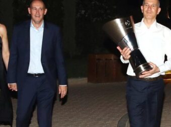 Ολυμπιακός: Γιόρτασε την ευρωκούπα με δείπνο στο μαγαζί του Πίτερς (pics)