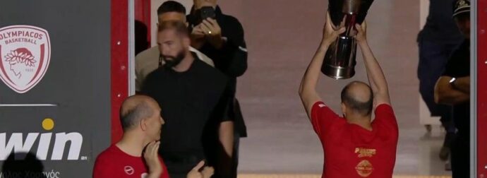 Οι Αγγελόπουλοι έφεραν την κούπα στο ΣΕΦ- Αποθέωση σε παίκτες και Μπαρτζώκα